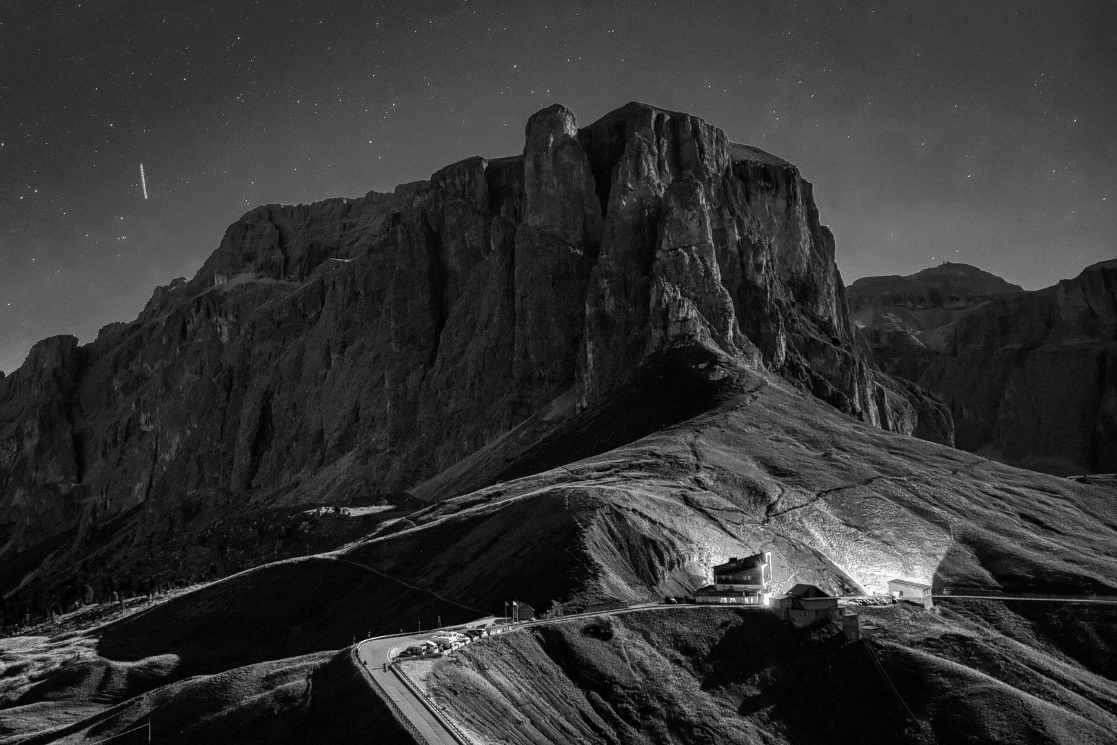 Sellajoch und Sellatürme im Mondschein.  /  Monochrom.