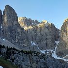 Sellanordwände vom Grödnerjoch aus , kurz nach Sonnenaufgang an ...