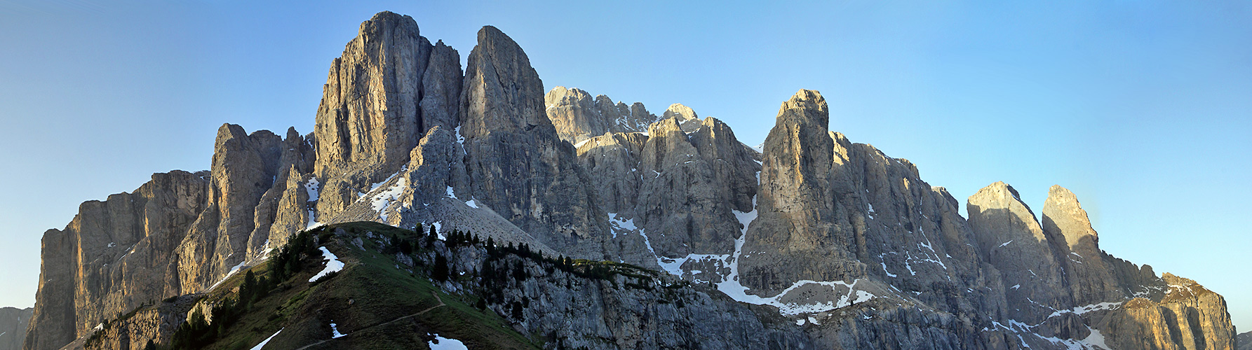 Sellanordwände vom Grödnerjoch aus , kurz nach Sonnenaufgang an ...