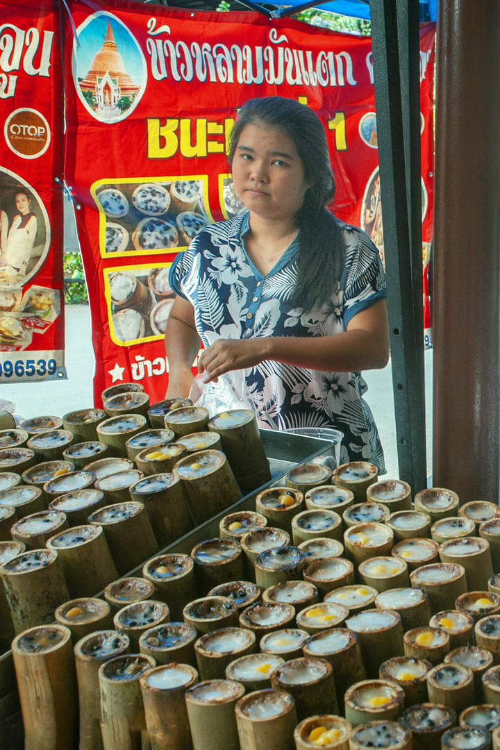 Selling Khao Lam