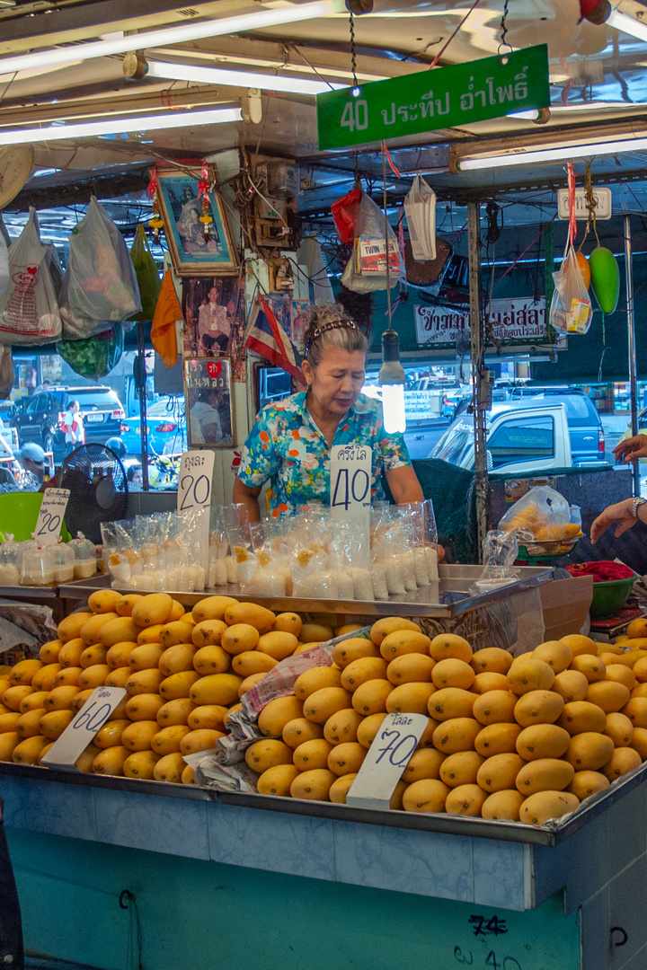 Selling Khao Niew Mamuang