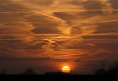 Seltene Wolkenformen - und Ketten von Zugvögeln sind auch zu sehen.