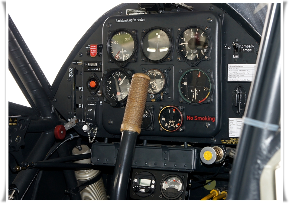 SELTENER EINBLICK. COCKPIT EINES "FIESELER STORCH"