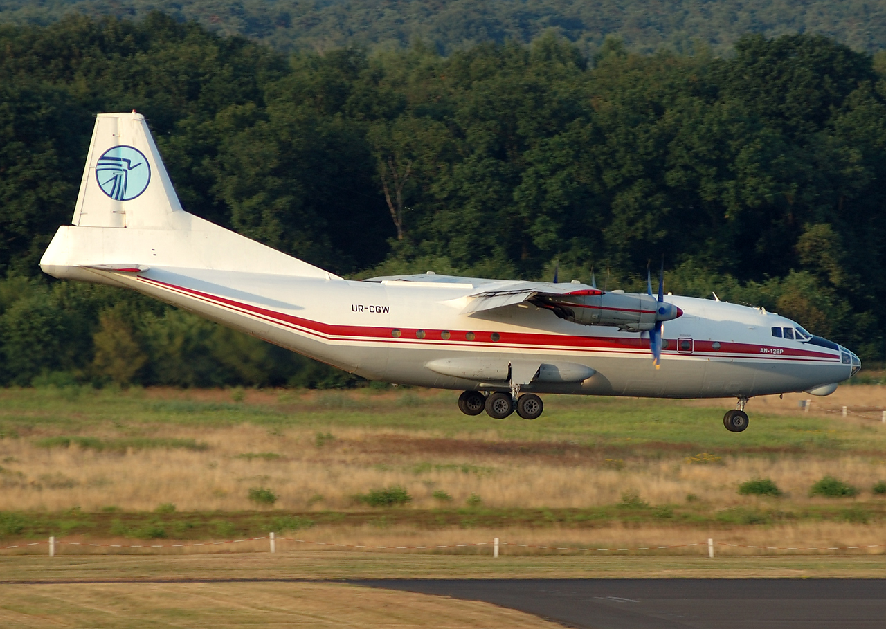 Seltener Gast in Köln/Bonn-Antonov 12