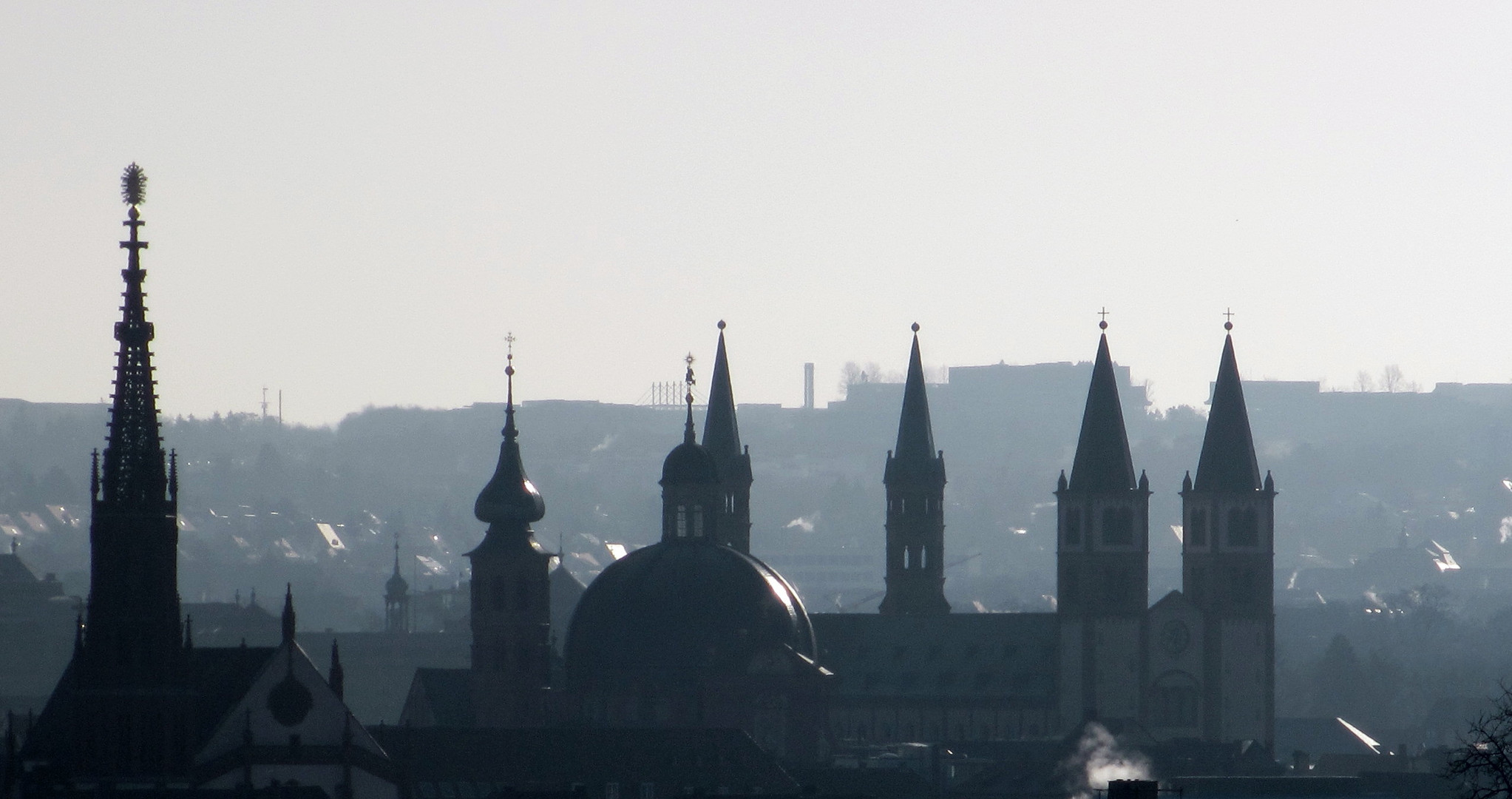 ..seltener morgendlicher Blick auf einige Würzburger Kirchtürme