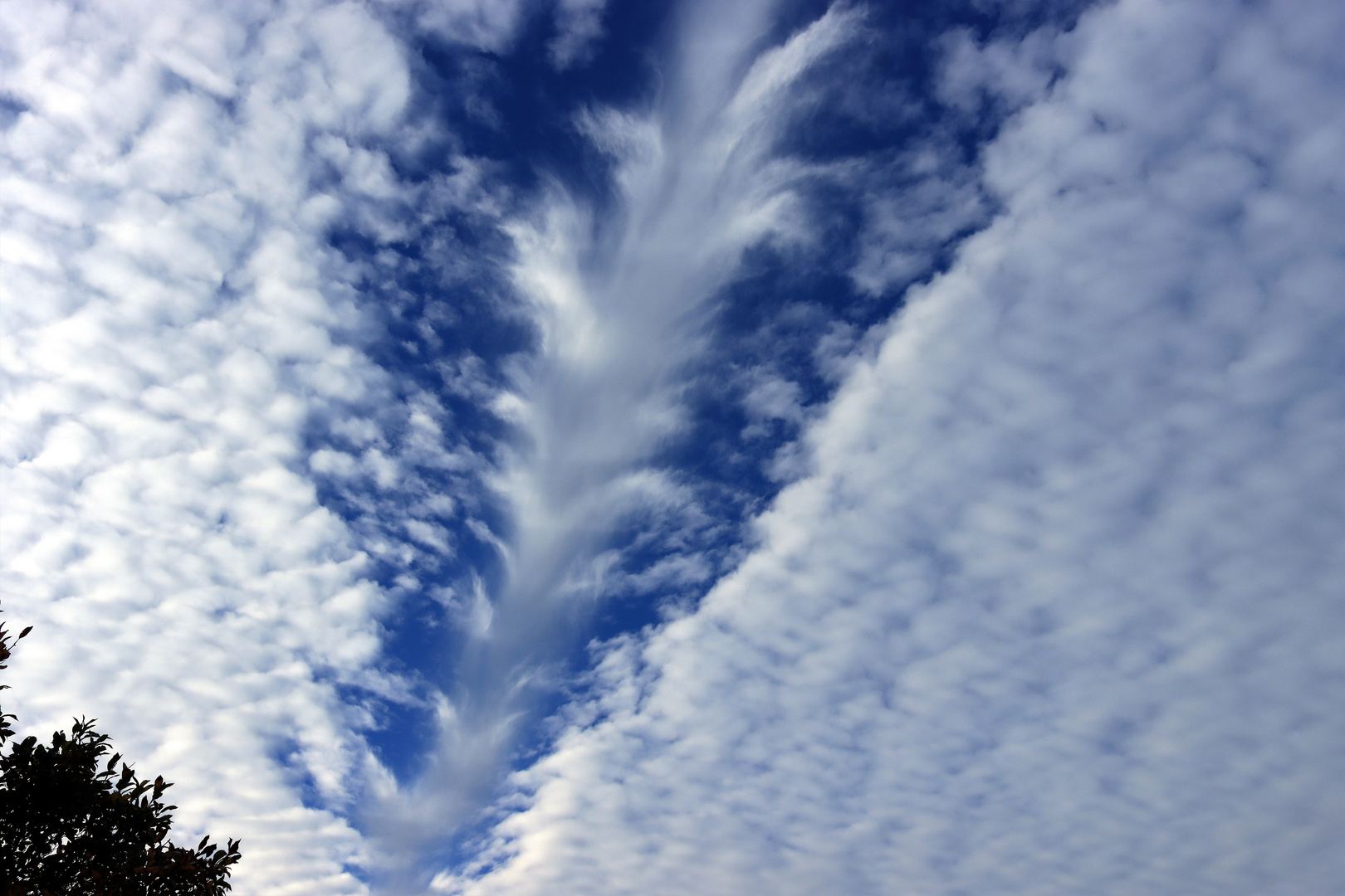 Seltenes Naturphänomen, eine Hole-Punch Cloud über Arnsberg