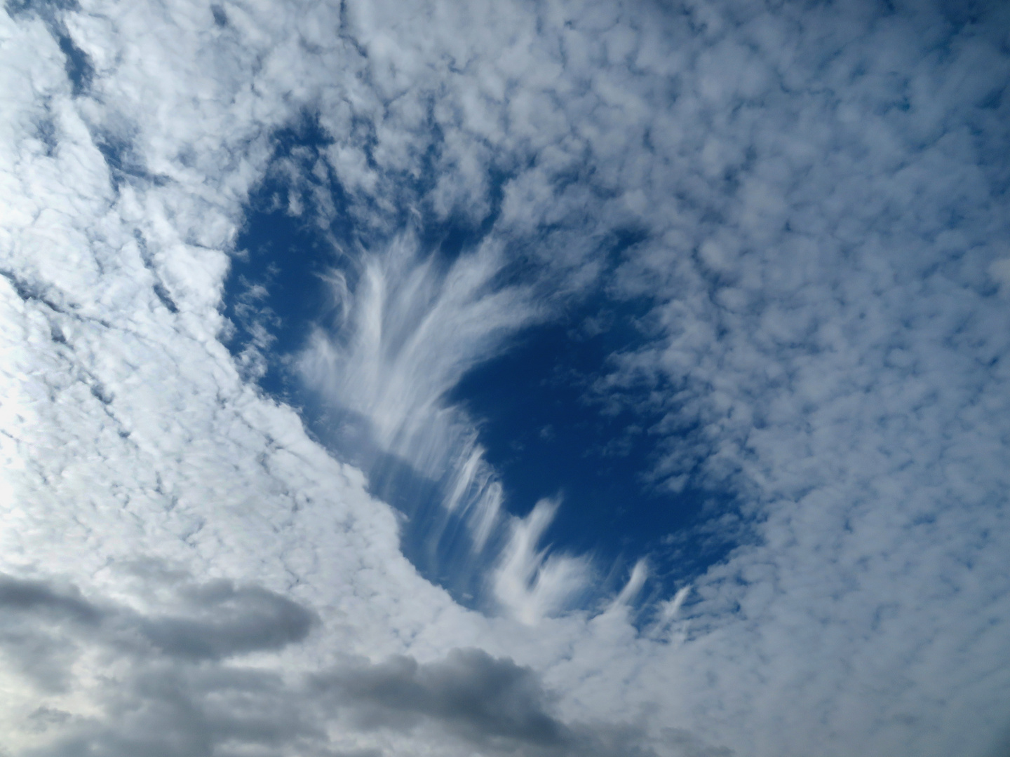 Seltenes Naturphänomen, eine Hole-Punch Cloud über dem Möhnesee