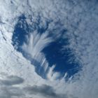 Seltenes Naturphänomen, eine Hole-Punch Cloud über dem Möhnesee