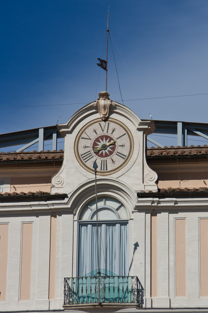 Seltsame Uhr am Castel Gandolfo