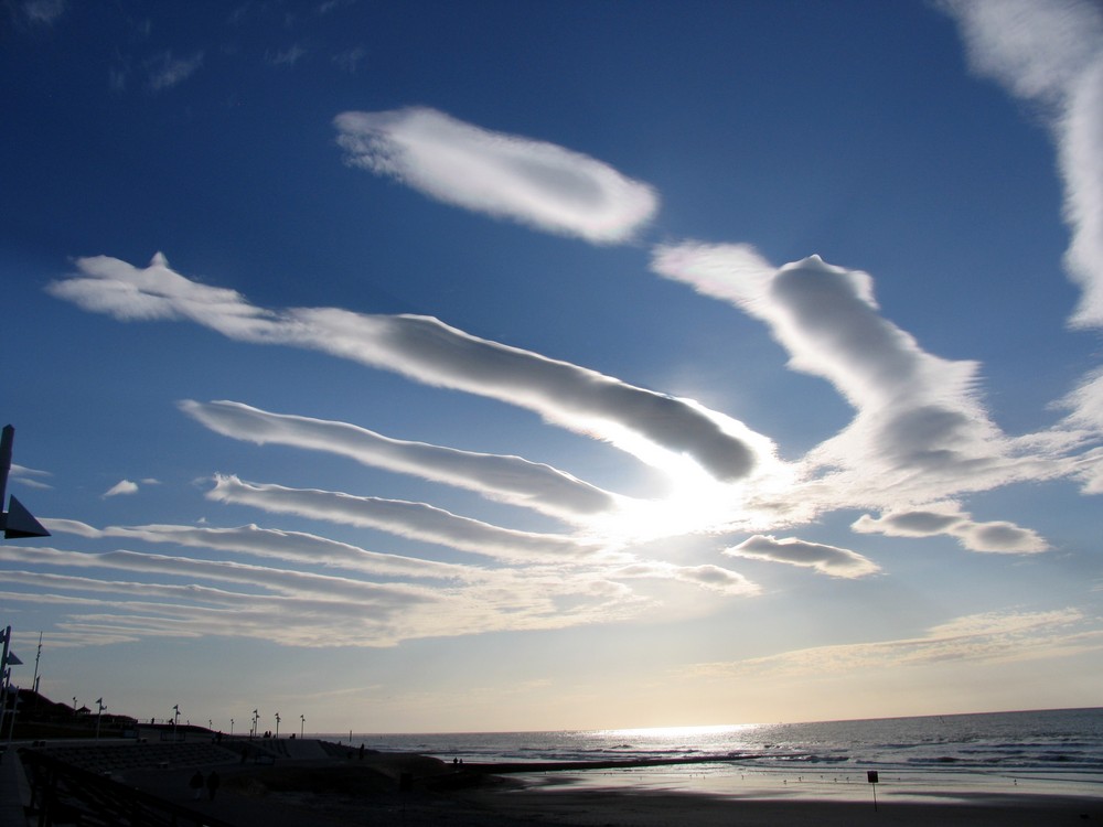 Seltsame Wolkenformation in Form einer Fischgräte