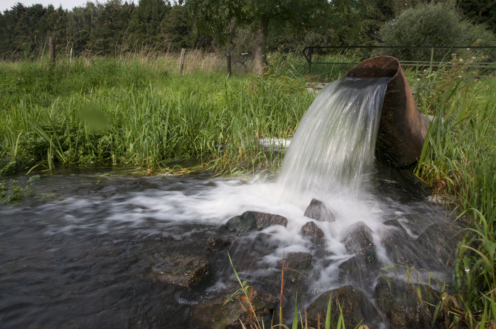 Seltsames Rohr mitten in der Landschaft