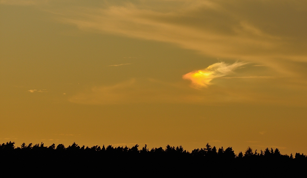 Seltsames Wolkenbild am Himmel entdeckt.