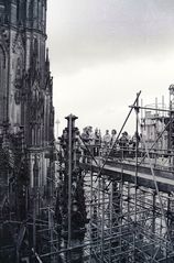 Seminarteilnehmer am Aufzug Nordseite des Kölner Doms (1986)