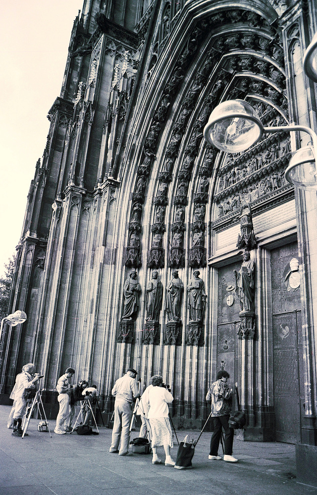 Seminarteilnehmer an der Westseite des Kölner Doms (1986)