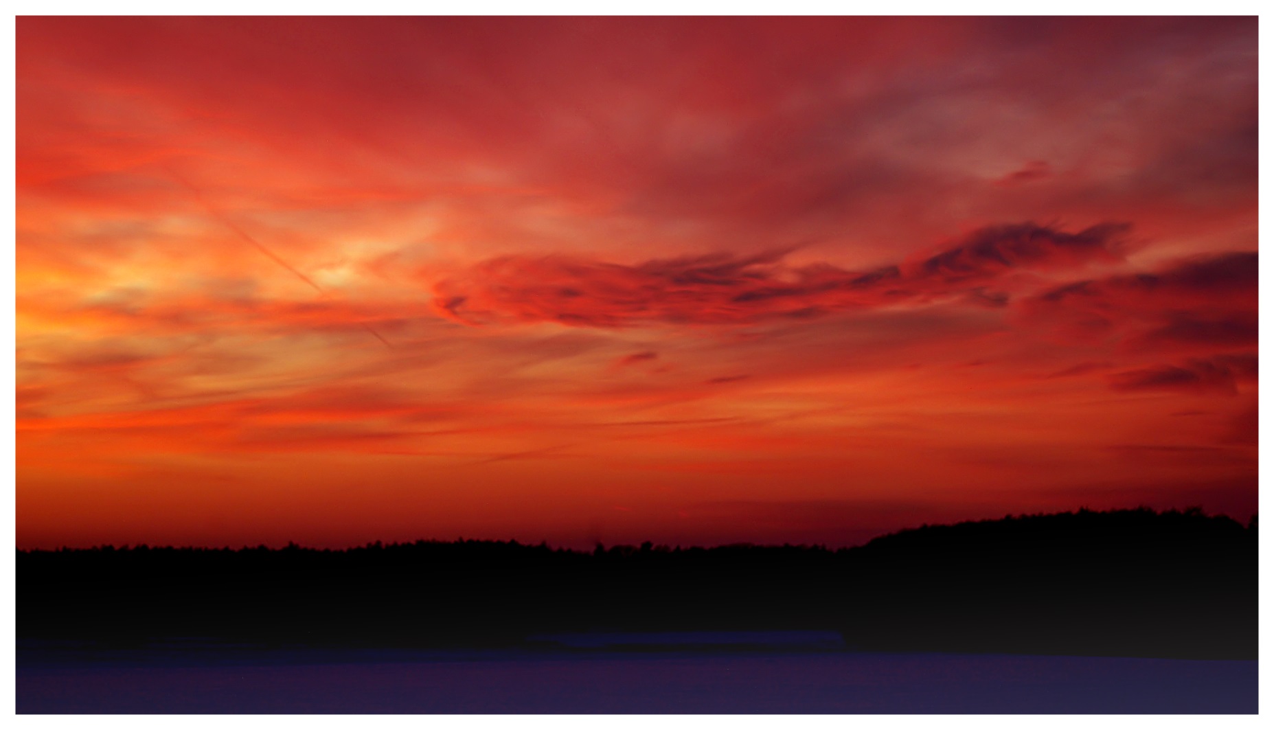 semiprofessionell abgelichteter sonnenuntergang an waldkante mit schnee von gestern