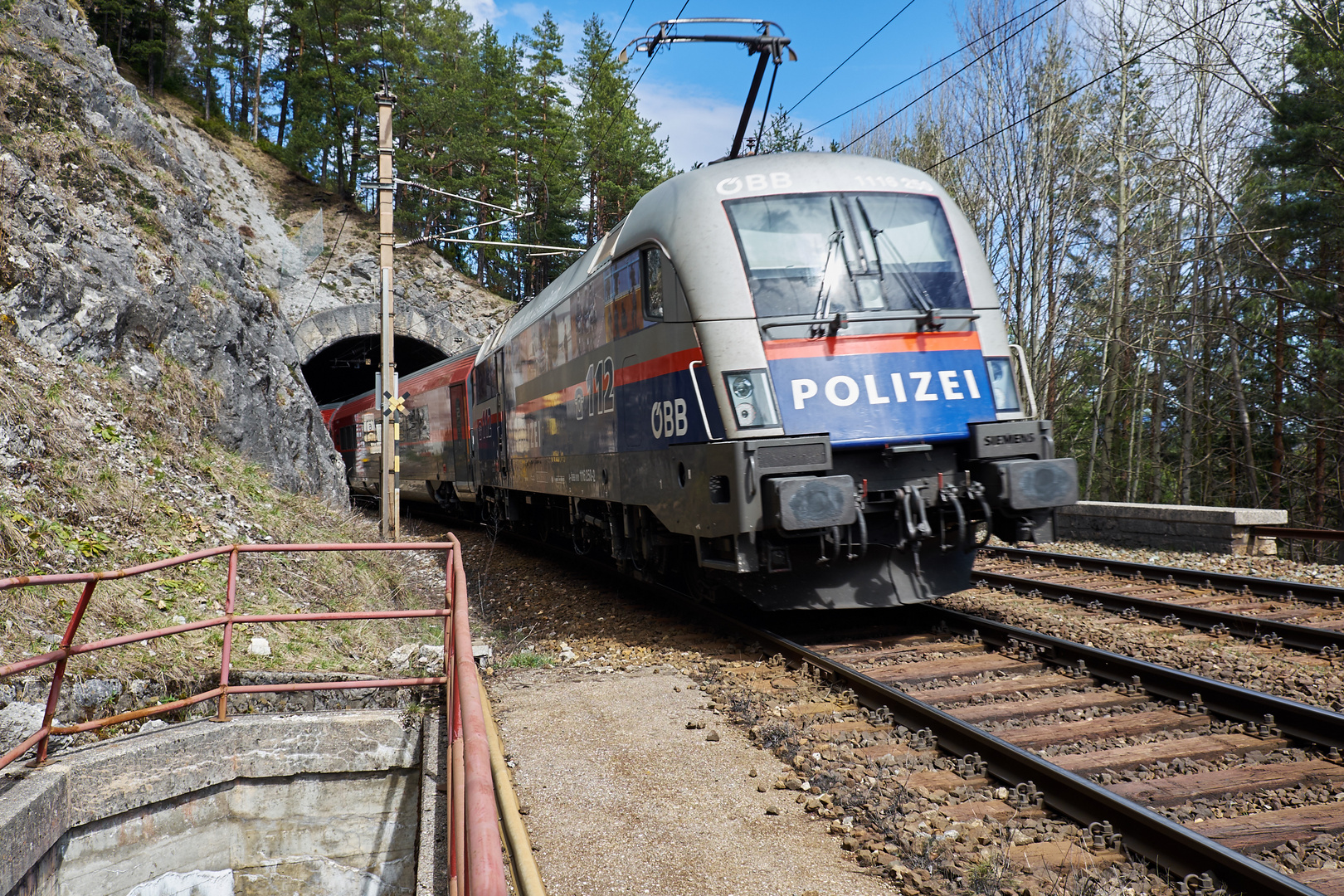 Semmering-Bahn . Auch die Polizei ist unterwegs !