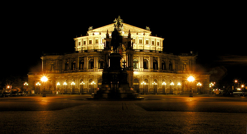 Semper Oper bei Nacht