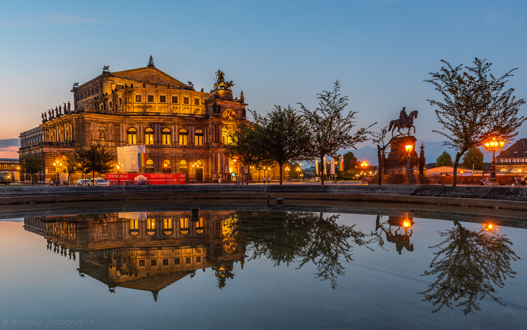 Semper Oper im Spiegel