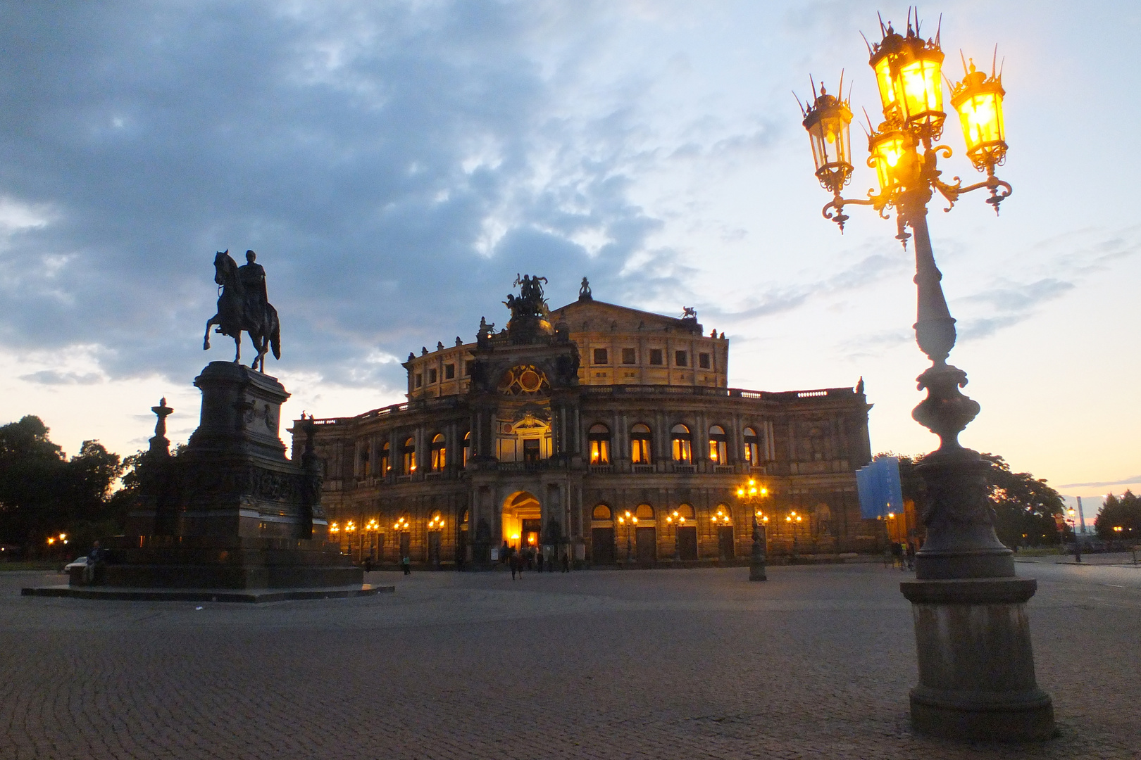 Semper Oper in der Abenddämmerung