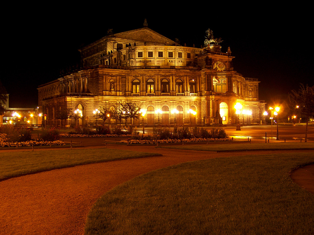 Semperoper am Abend