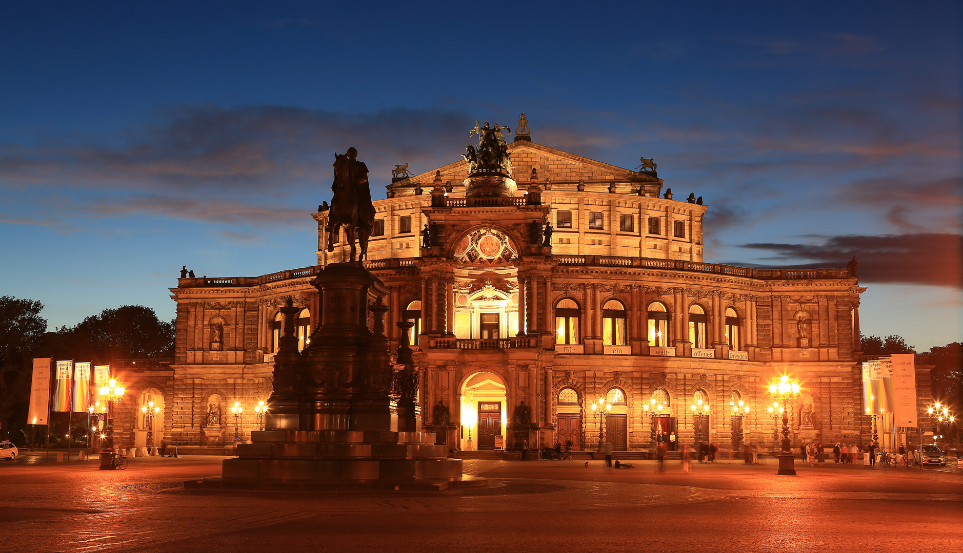 Semperoper am Abend