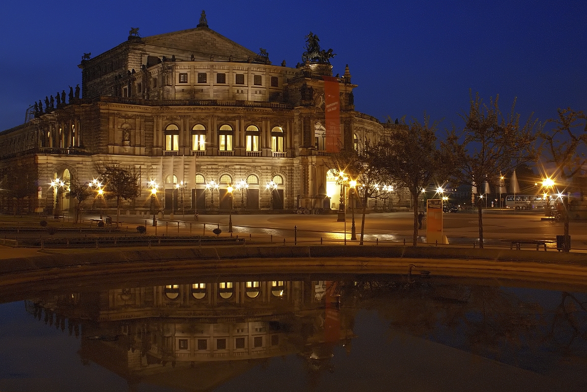 Semperoper am Abend