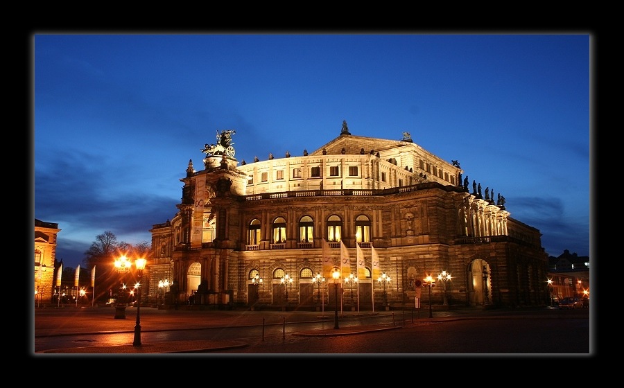 Semperoper bei Nacht