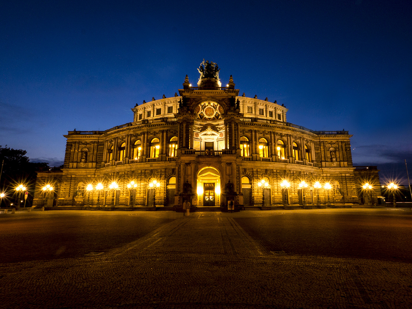 Semperoper bei Nacht