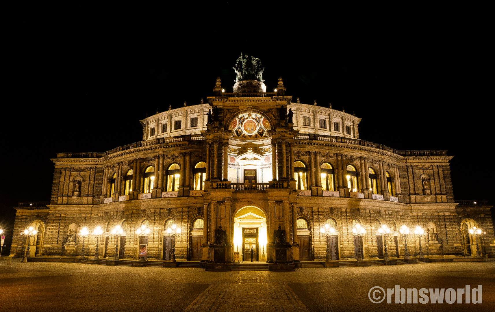 Semperoper bei Nacht.