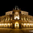 Semperoper bei Nacht.