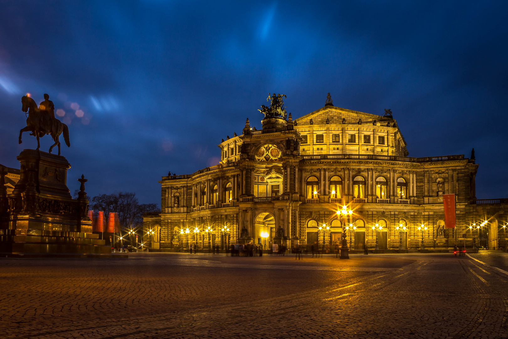 Semperoper bei Nacht