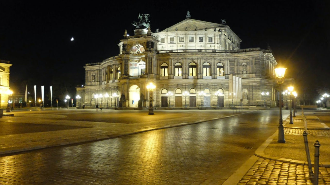 Semperoper bei Nacht