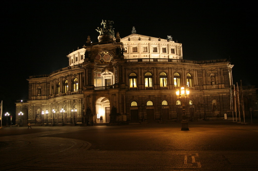 Semperoper bei Nacht