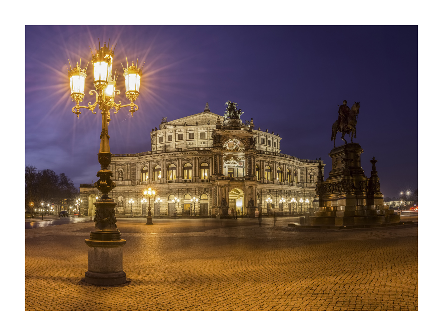 Semperoper bei Nacht