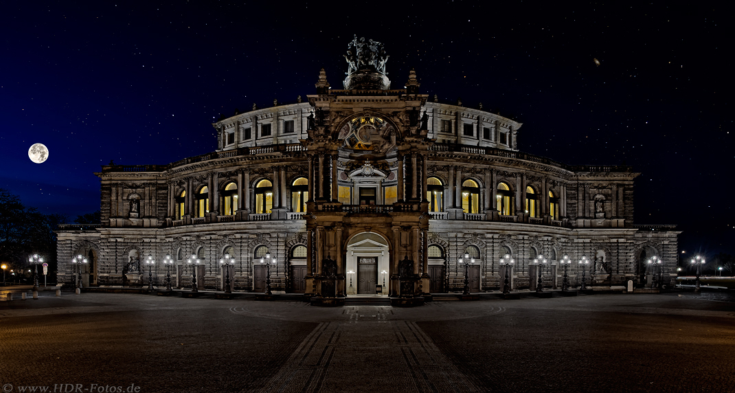 Semperoper bei Nacht