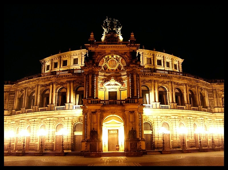 Semperoper bei Nacht