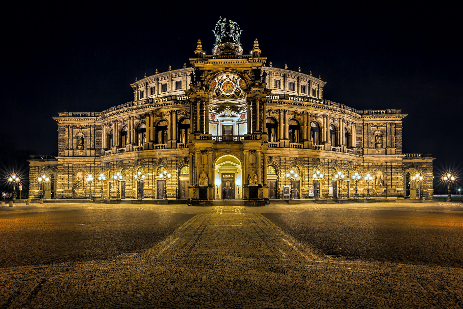 Semperoper bei Nacht