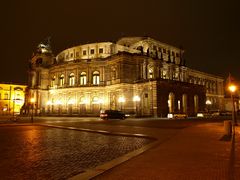 Semperoper bei Nacht