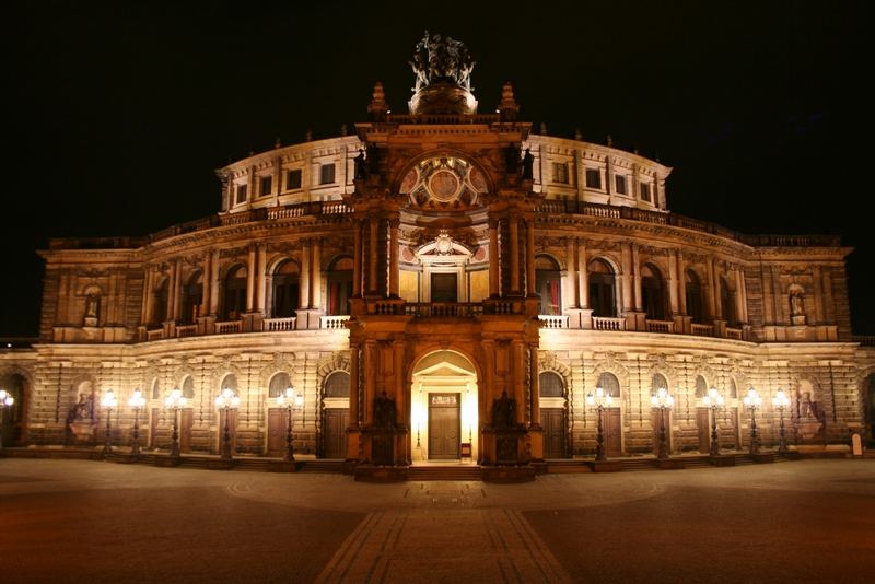 Semperoper bei Nacht