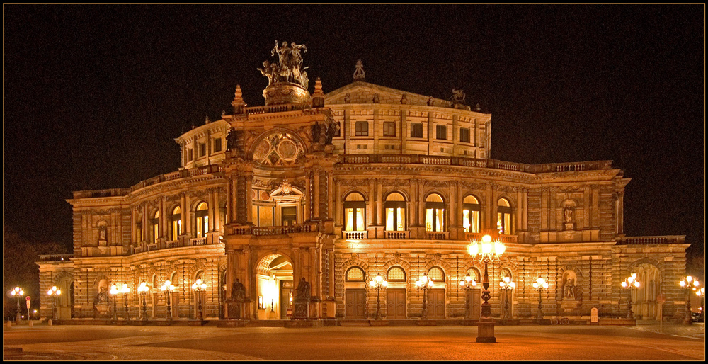 Semperoper bei Nacht