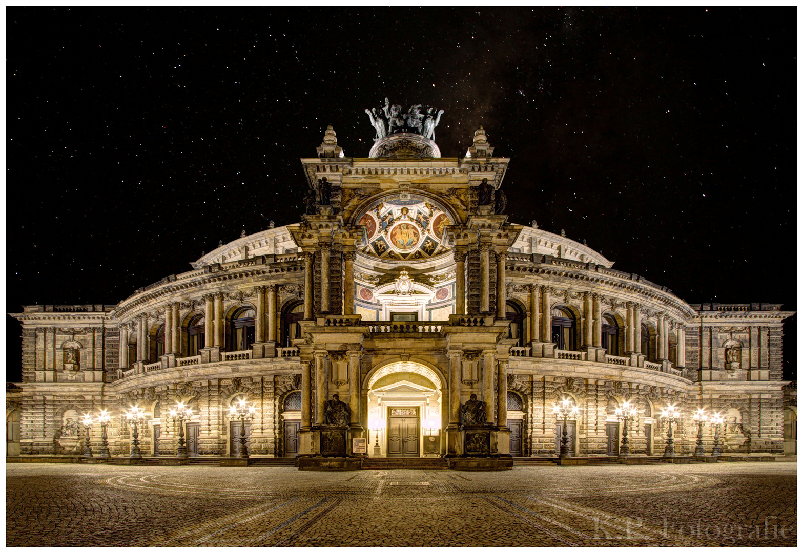 Semperoper bei Nacht