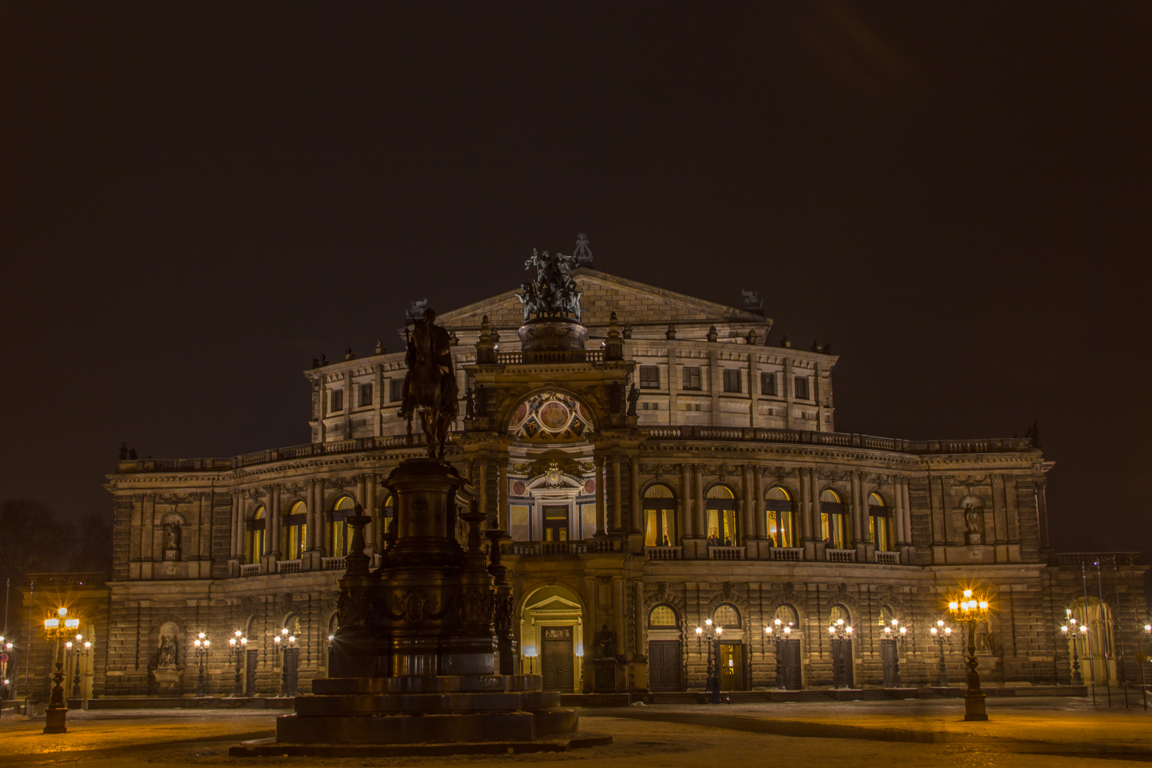 Semperoper bei Nacht