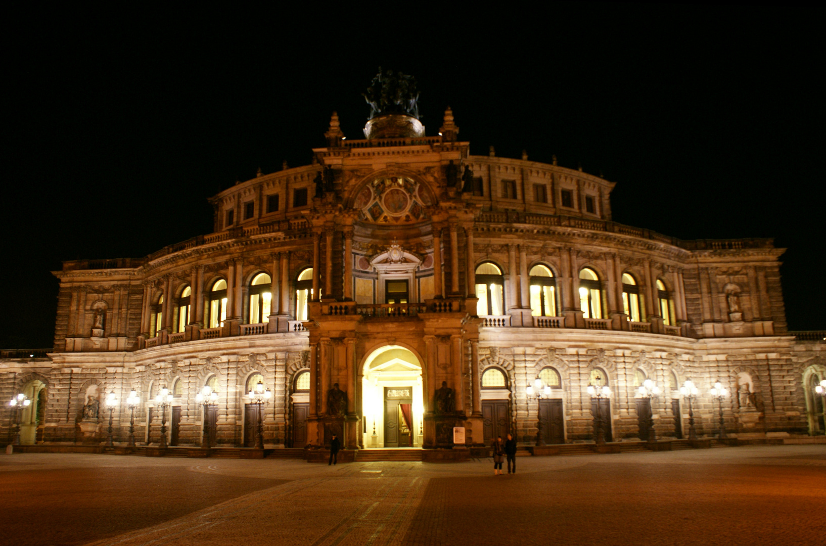 Semperoper bei Nacht