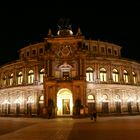 Semperoper bei Nacht