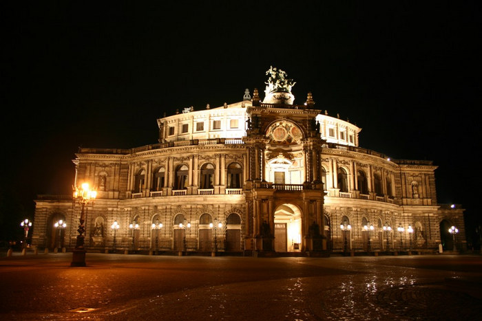 Semperoper bei Nacht