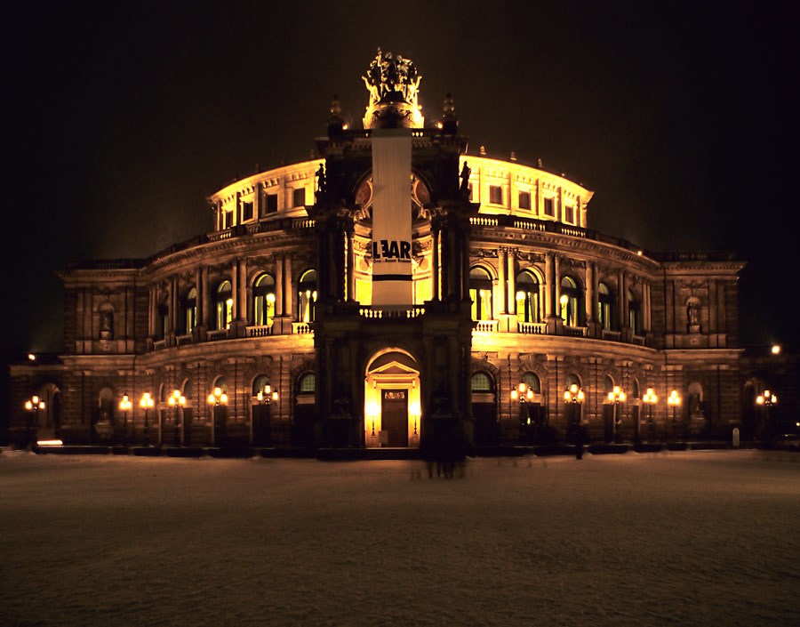 Semperoper bei Nacht im Schnee