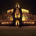 Semperoper bei Nacht im Schnee