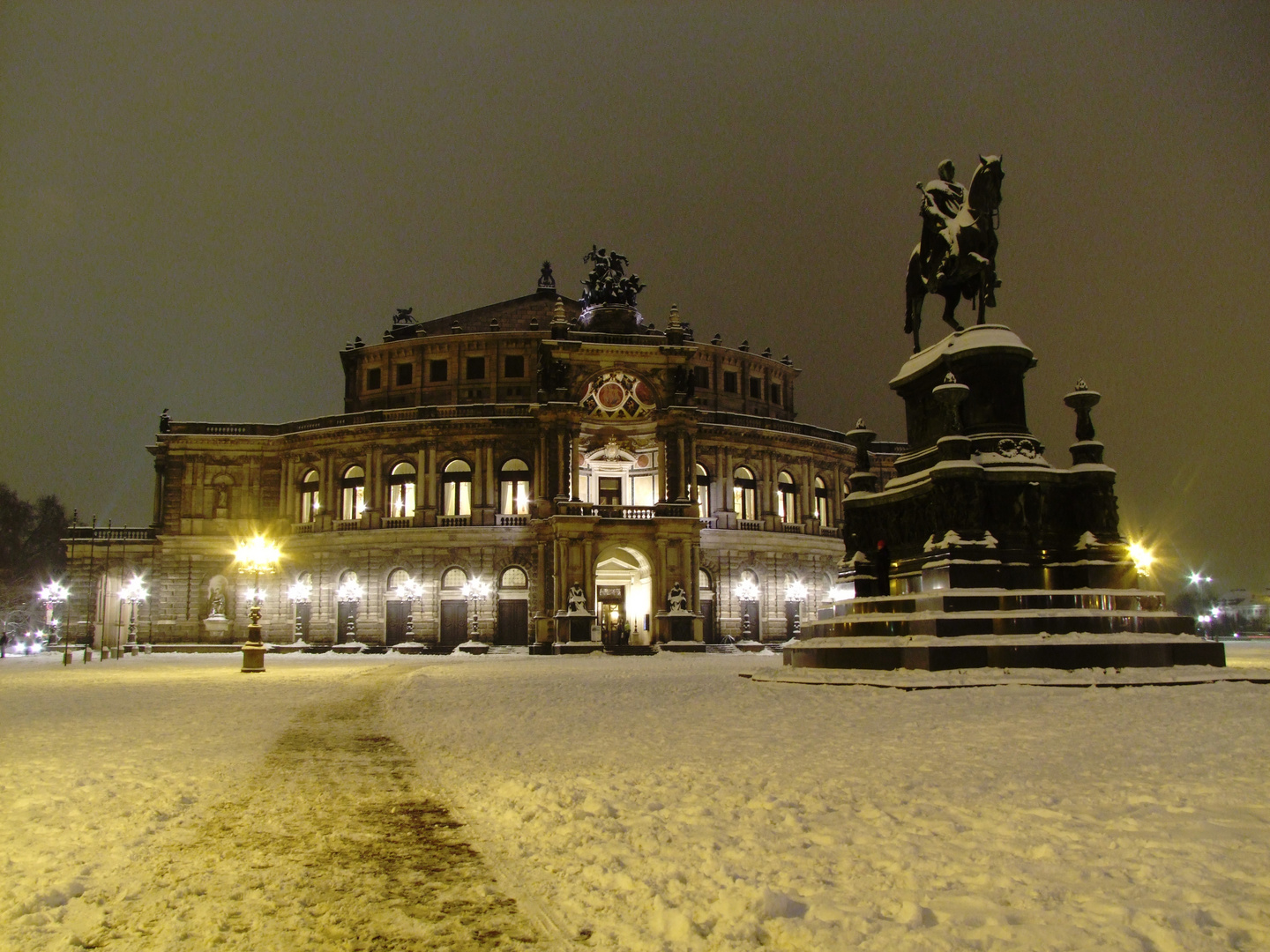 Semperoper bei Nacht mit Schnee