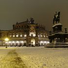 Semperoper bei Nacht mit Schnee