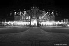 Semperoper bei Nacht _ SchwarzWeiß